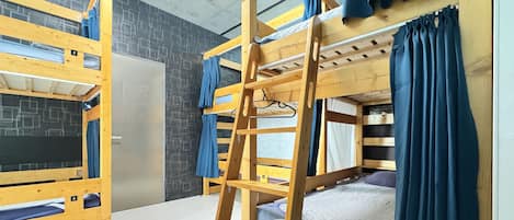 Dormitorio condiviso Economy, per soli uomini, non fumatori (Bunk Bed) | Cassaforte in camera, postazione laptop, tende oscuranti