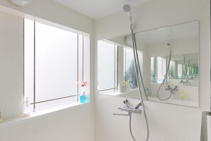 Bunk Bed in Male Dormitory Room | Bathroom | Shower, eco-friendly toiletries, hair dryer, slippers - Hotel Adonis - Hostel (Tokyo)