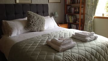 Double Room, 1 King Bed, Private Bathroom, Garden View