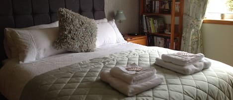 Chambre double, 1 trÚs grand lit, salle de bain privée, vue sur le jardin | Lit avec matelas en mousse à mémoire, décor unique, ameublement unique