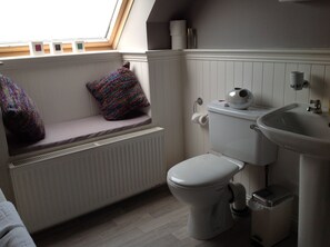 Room, 1 King Bed, Garden View | Bathroom | Shower, free toiletries, slippers, towels - Hazelbank (Uig)
