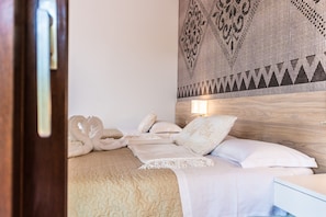 Quarto triplo | Cofres nos quartos, Wi-Fi de cortesia, roupa de cama