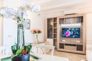 Panoramic Apartment, Multiple Beds, City View | Living area