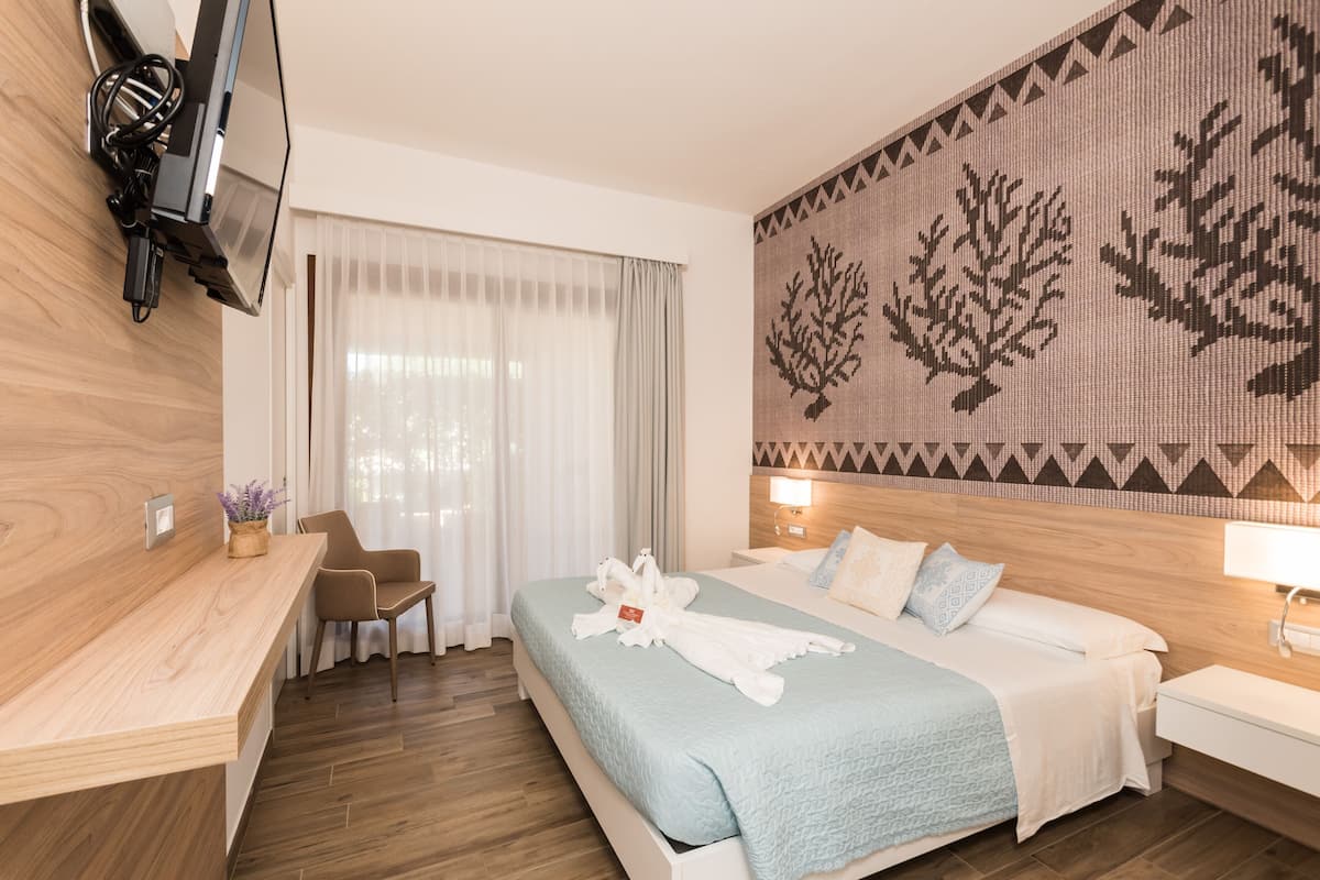 In-room safe, free WiFi, bed sheets