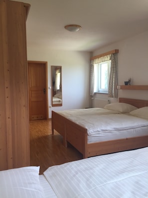 Desk, blackout drapes, free WiFi, bed sheets - Pr' Dovar Guest House (Cerklje na Gorenjskem)