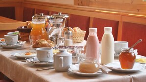 Un bufé de desayuno con diversas opciones de comida y bebidas.