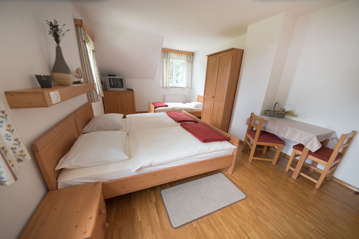 Une chambre à coucher avec un lit en bois, un bureau et une chaise.