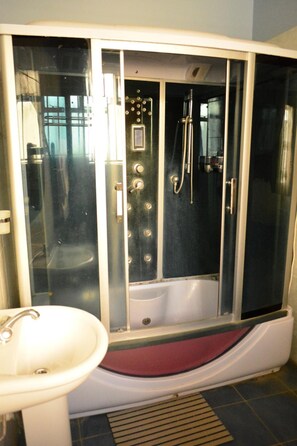 Amenidades de baño gratuitas, pantuflas, toallas 