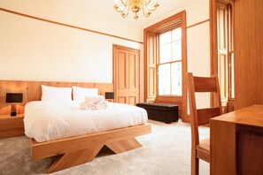 Apartment (5 Bedrooms) | 5 bedrooms, free WiFi - JOIVY 5 Bedroom Apt Near Meadows & George Square (Edinburgh)