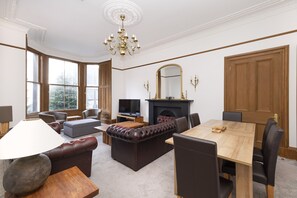 Apartamento (5 Bedrooms) | Área de estar | TV, Netflix, serviços de streaming