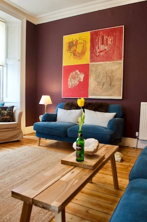 Appartement (1 Bedroom) | Salle de séjour | Téléviseur