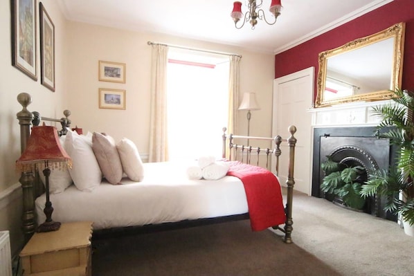 Iron/ironing board, travel cot, free WiFi