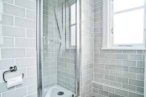 Apartment (3 Bedrooms) | Bathroom | Shower, towels, soap, shampoo - JOIVY Luxury George Street Apartments: Edinburgh Suite (Edinburgh)