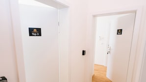 A hallway with two doors, one labeled "Top 3" and the other "Top 5". - My City Apartments am Naschmarkt (Vienna)