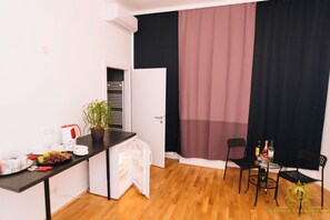 Studio (Top 2) | Système d’insonorisation, fer et planche à repasser