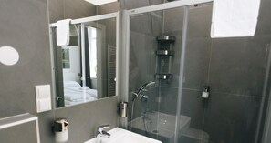 Estudio (Top 3) | Baño | Regadera, toallas, papel de baño 