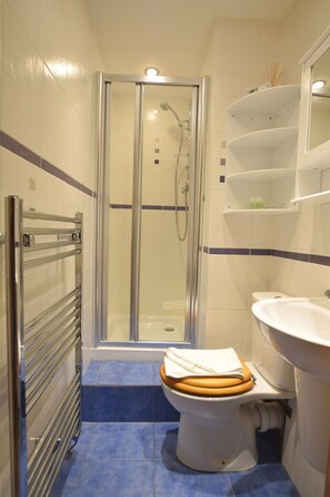 公寓 (2 Bedrooms) |  浴室 | 毛巾、洗发水