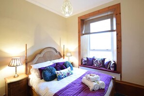 2 bedrooms, travel cot, free WiFi, bed sheets - JOIVY Gorgeous Two Bedroom Apartment With Castle Views (Edinburgh)
