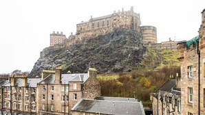 A historic castle on a rocky hill with residential buildings in the foreground. - JOIVY Gorgeous Two Bedroom Apartment With Castle Views (Edinburgh)