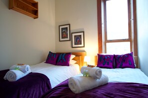 Apartment (2 Bedrooms) | 2 bedrooms, travel cot, free WiFi, bed sheets - JOIVY Gorgeous Two Bedroom Apartment With Castle Views (Edinburgh)