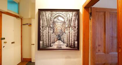 JOIVY Gorgeous Two Bedroom Apartment With Castle Views