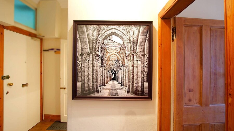 JOIVY Gorgeous Two Bedroom Apartment With Castle Views