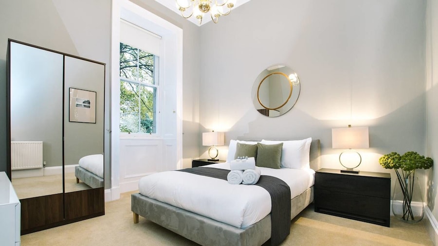 JOIVY Palmerston Place Residence: Luxury City Centre Apt With Private Parking