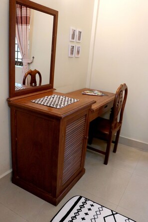 Habitación doble, baño compartido, vistas a la ciudad | Servicio de la habitación