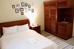 Kamar Double, kamar mandi umum, pemandangan kota | Meja kerja, Wi-Fi gratis, dan seprai linen
