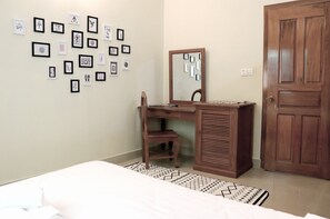 Elite Room, Private Bathroom | Desk, free WiFi, bed sheets - HipLivin (Siem Reap)