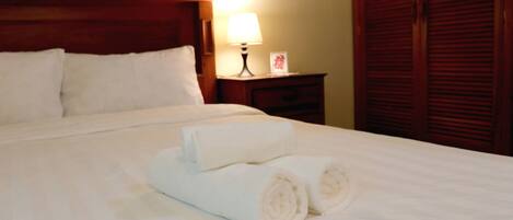 Phòng đôi, phòng tắm dùng chung, quang cảnh thành phố | Bàn, truy cập Internet không dây miễn phí, bộ trải giường