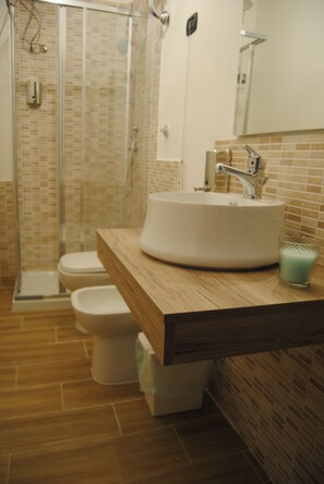 Superior Room | Bathroom | Shower, rainfall showerhead, hair dryer, bidet - B&B Belvedere Partenopeo (Naples)