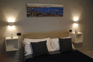 Muebles diferentes, escritorio y cortinas blackout 