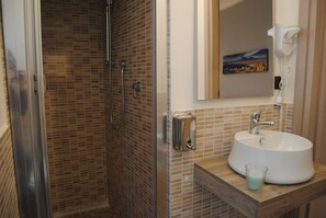 Superior Room | Bathroom | Shower, rainfall showerhead, hair dryer, bidet - B&B Belvedere Partenopeo (Naples)