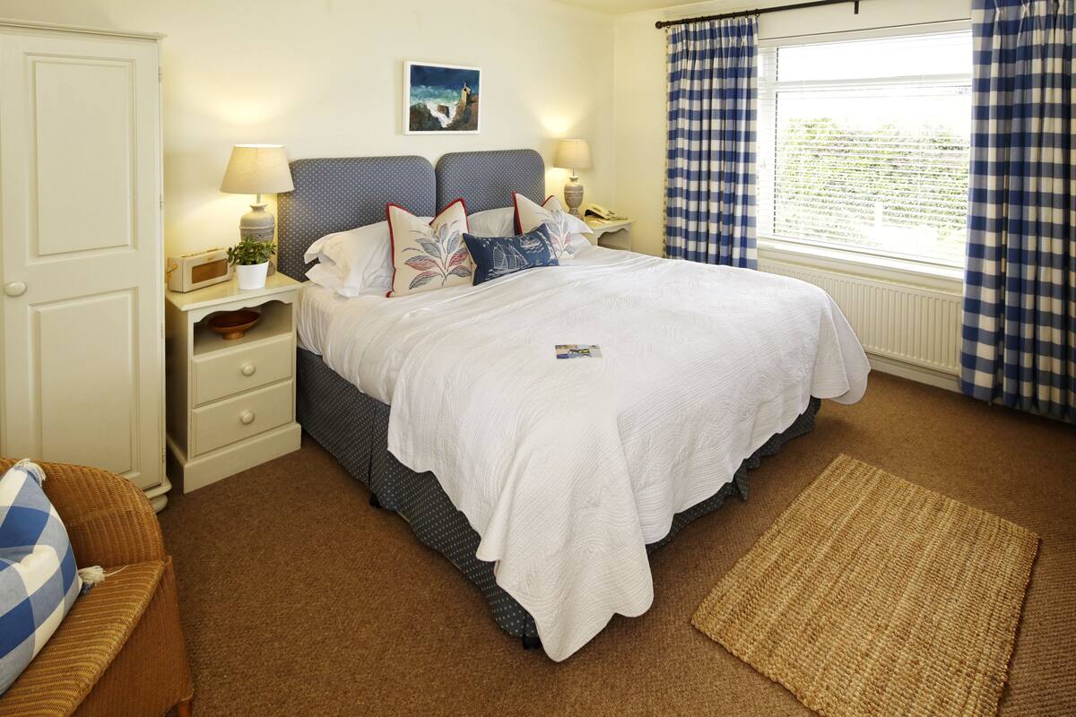 Classic Double or Twin Room (Room 9) | Hypo-allergenic bedding, desk, soundproofing, iron/ironing board