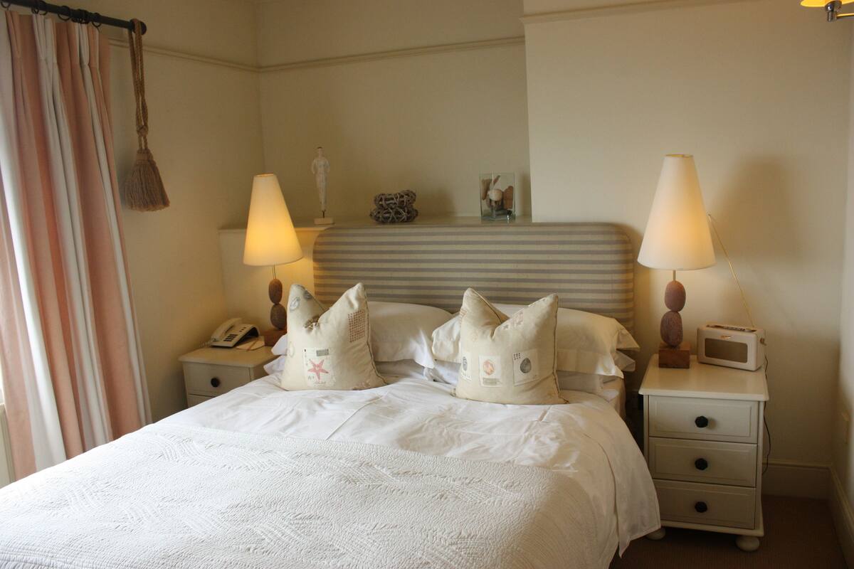 Standard Double Room (Room 1) | Hypo-allergenic bedding, desk, soundproofing, iron/ironing board