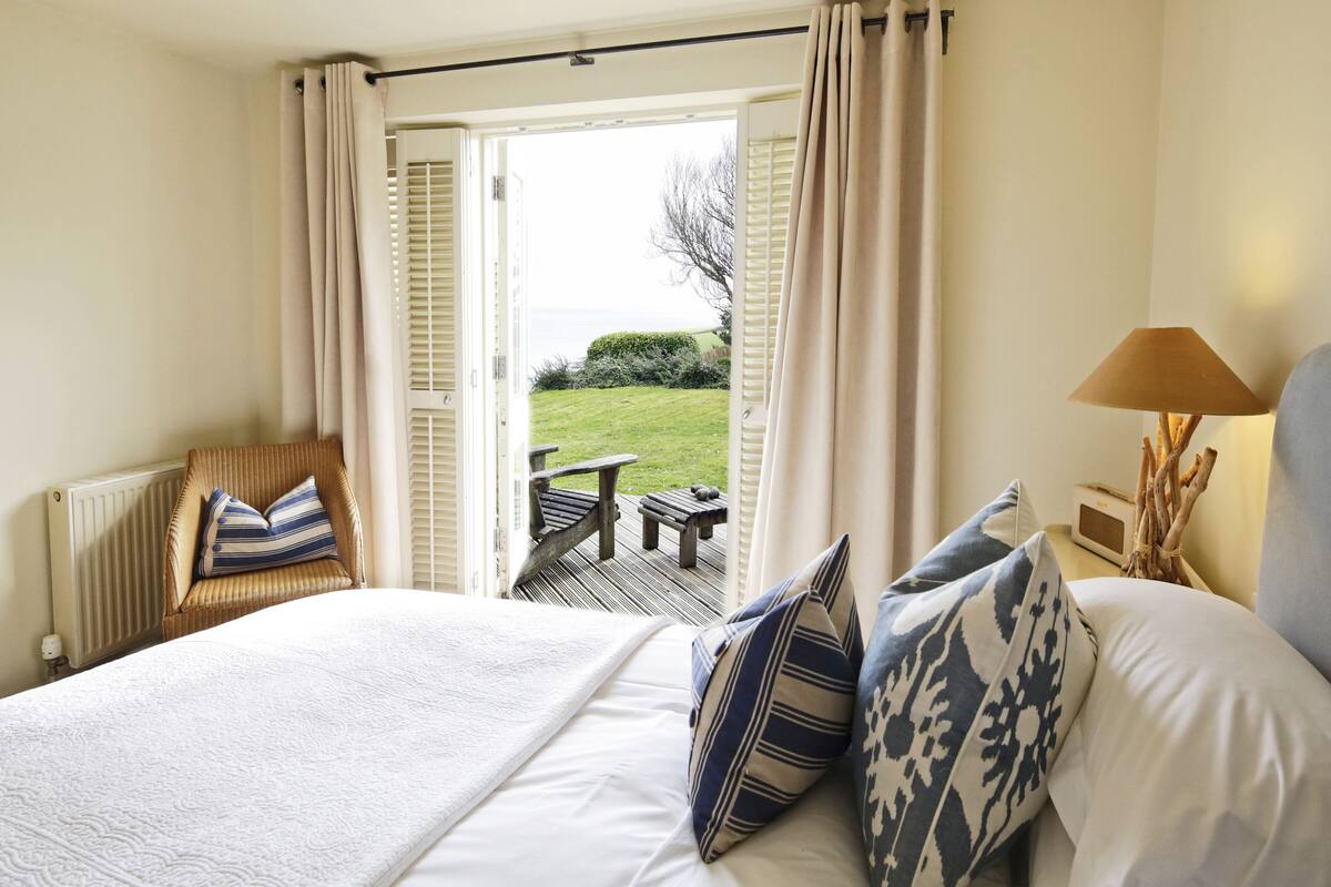 Superior Double or Twin Room (Room 11) | Hypo-allergenic bedding, desk, soundproofing, iron/ironing board