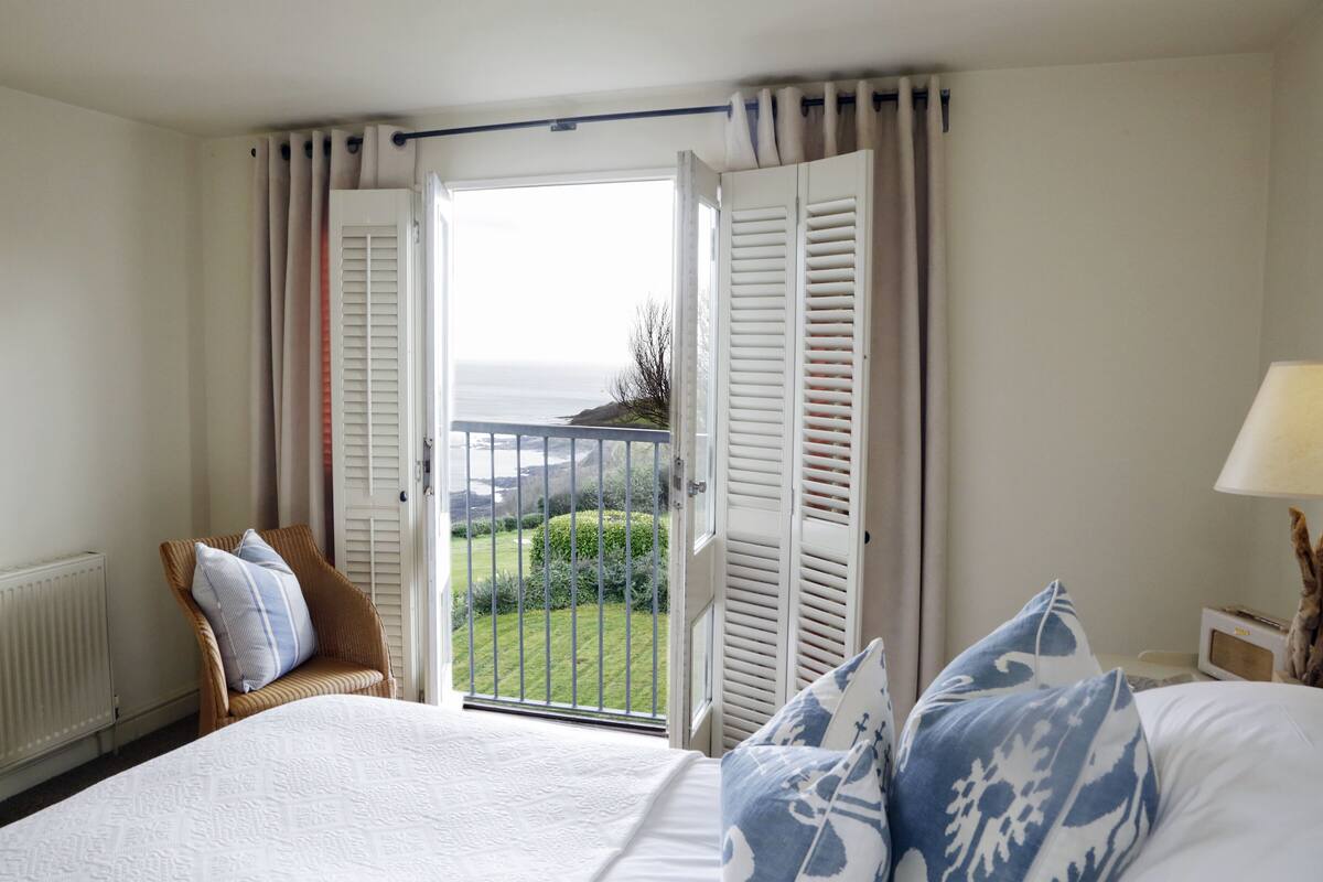 Superior Double or Twin Room (Room 15) | Hypo-allergenic bedding, desk, soundproofing, iron/ironing board