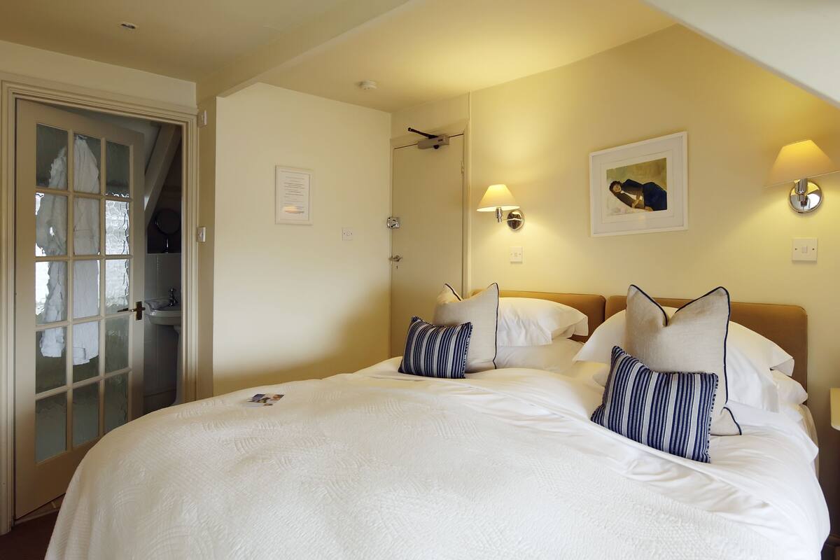 Basic Double or Twin Room (Room 6) | Hypo-allergenic bedding, desk, soundproofing, iron/ironing board