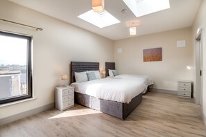 Iron/ironing board, travel cot, free WiFi, bed sheets - Central Park Apartment 3 (Killarney)