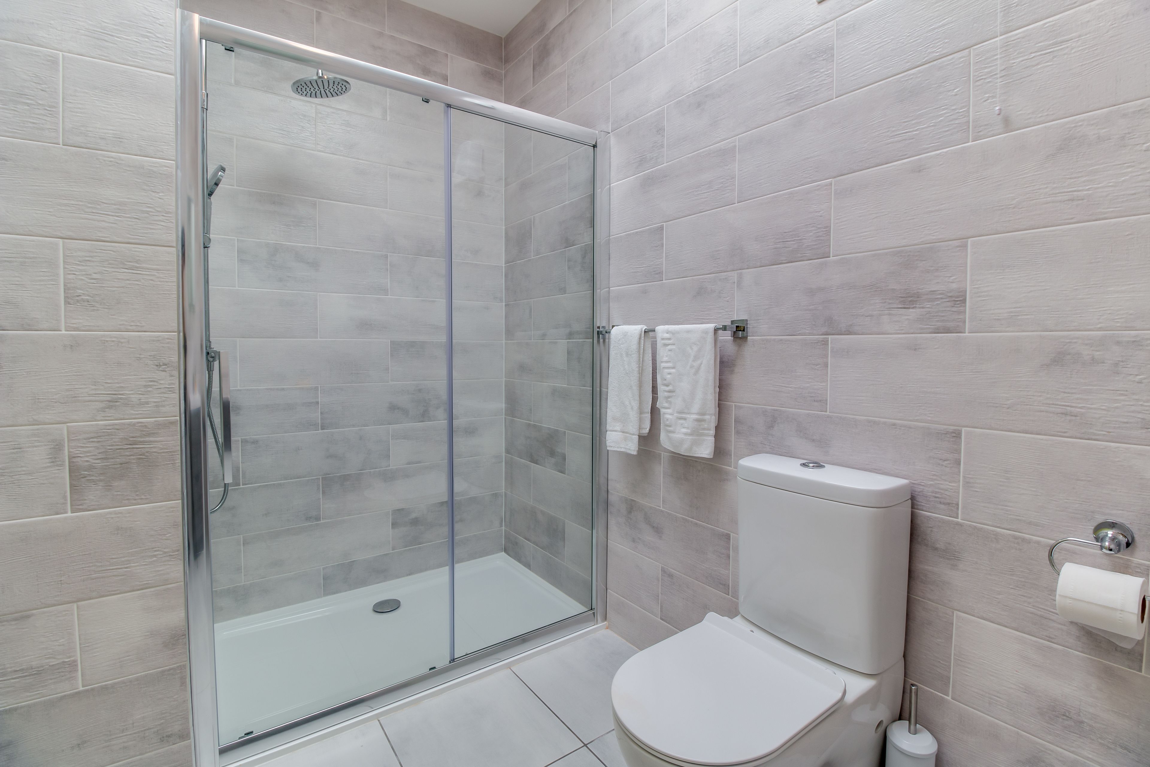 Deluxe Apartment, Multiple Beds | Bathroom