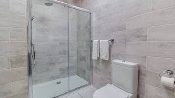 Deluxe Apartment, Multiple Beds | Bathroom