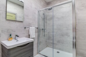 Deluxe-Apartment, Mehrere Betten | Badezimmer | Dusche, Haartrockner, Handtücher