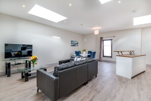 Flat-screen TV, DVD player - Central Park Apartment 3 (Killarney)