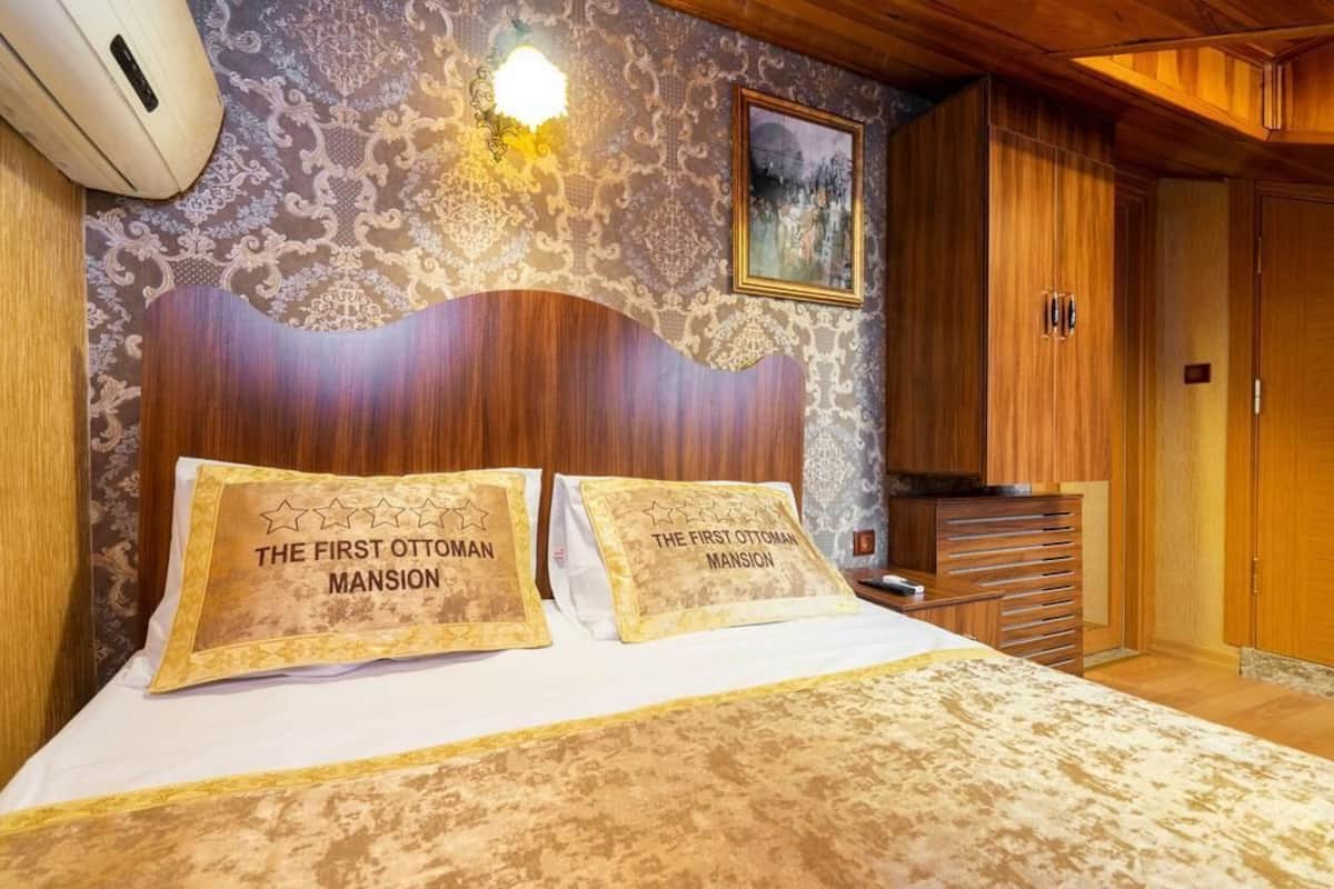 In-room safe, soundproofing, iron/ironing board, free WiFi