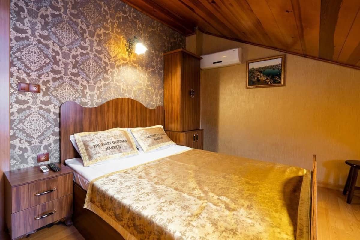 In-room safe, soundproofing, iron/ironing board, free WiFi