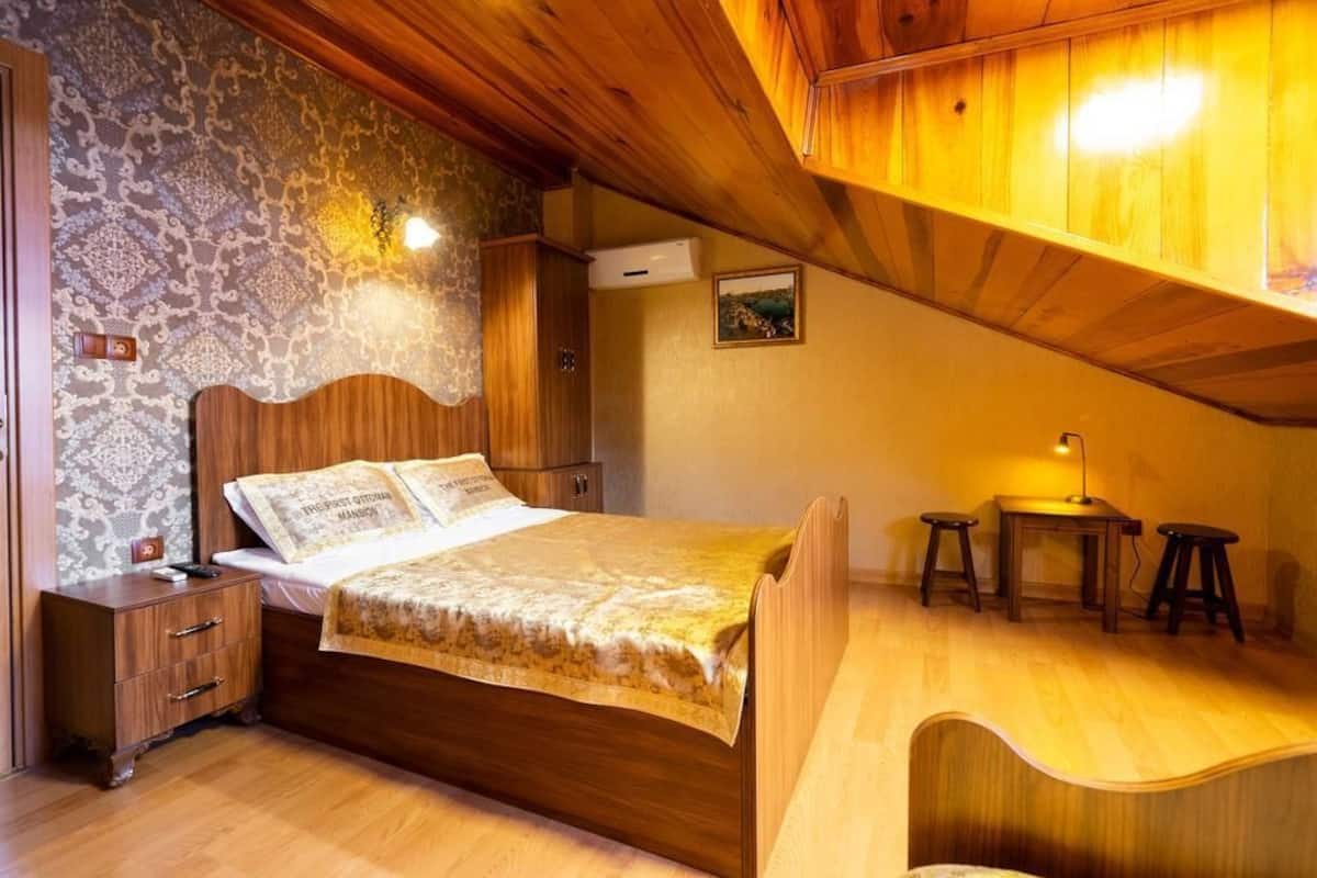 In-room safe, soundproofing, iron/ironing board, free WiFi