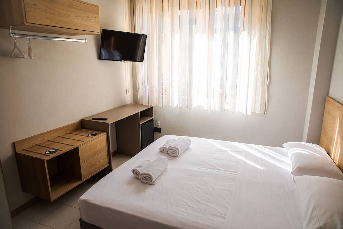 Quarto casal ou duplo básico, vista para o pátio | Escrivaninha, cortinas blackout, Wi-Fi de cortesia, roupa de cama