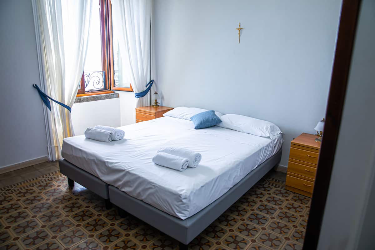 Quarto clássico | Escrivaninha, cortinas blackout, Wi-Fi de cortesia, roupa de cama