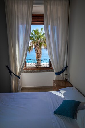 Comfort Room | Desk, blackout drapes, free WiFi, bed sheets - Palazzo Durante (Letojanni)